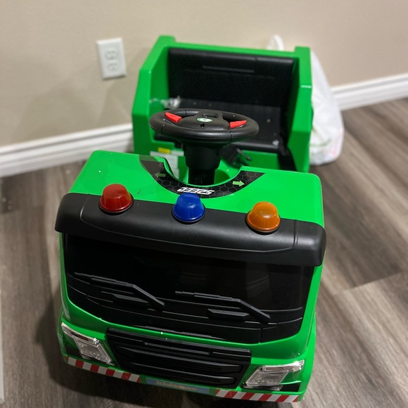 Green Garbage Truck - Picture 3 of 10